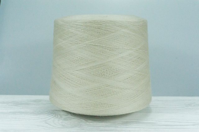 Меринос Safil. Состав: 100% Меринос. Art. JAWALAN (TOPWOOL) Col. SU17-60 CREMA Метраж пряжи: 1400м/100гр. (2/28.0)