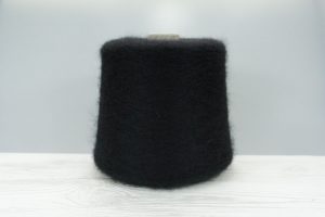 ILARIA S.R.L.   Art. AURORA  Col. 005048 ( чёрный )  Состав: 67% Супер КидМохер, 28% PA, 5% Меринос.   Метраж пряжи: 1500м/100гр. (1500)  и 1000м/100гр.
