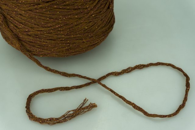 Tollegno 1900 / Lana Gatto. Art. CORDONETTO Col. 498 ( Коричневый меринос, коричнево-золотой люрекс ) Состав: 90% Меринос ( WV ), 10% LUREX. Метраж пряжи: 280м/100гр. (280)