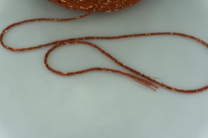 Tollegno 1900 / Lana Gatto.    Art. CORDONETTO  Col. 506 ( Красный меринос, золотой люрекс )  Состав: 90% Меринос ( WV ), 10% LUREX.  Метраж пряжи: 280м/100гр. (280) 