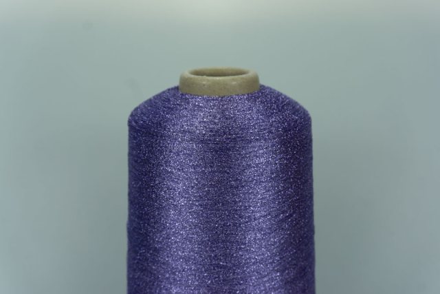 KYOTOTEX COMPANY LTD. Art. HAGOROMO Col. KT-028 ( Фиалка ) Состав: 66% PL ( Полиэстер ), 34% PM ( Металл.полиэфирная плёнка ). Метраж пряжи: 7800м/100гр. ( 1/78 )