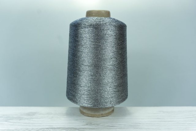 KYOTOTEX COMPANY LTD. Art. HAGOROMO Col. KT-078 ( Серый / серебро ) Состав: 66% PL ( Полиэстер ), 34% PM ( Металл.полиэфирная плёнка ). Метраж пряжи: 7800м/100гр. ( 1/78 )