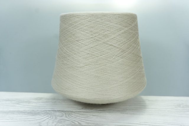 KYORITSU CO.LTD. Art. SUBLIME Col. AW402 ( Мел ) Состав: 30% Меринос ( WV ), 70% PC. Метраж пряжи: 2400м/100гр. ( 2/48 ).