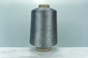 KYOTOTEX COMPANY LTD.  Art. HAGOROMO  Col. KT-078 ( Серый / серебро )  Состав: 66% PL ( Полиэстер ), 34% PM ( Металл.полиэфирная плёнка ).   Метраж пряжи: 7800м/100гр. ( 1/78 ) 