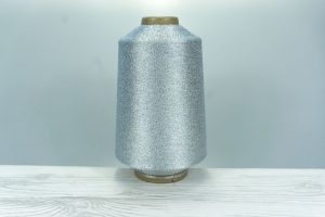 KYOTOTEX COMPANY LTD.  Art. HAGOROMO  Col. KT-001 ( Серебро )  Состав: 66% PL ( Полиэстер ), 34% PM ( Металл.полиэфирная плёнка ).   Метраж пряжи: 7800м/100гр. ( 1/78 ) 