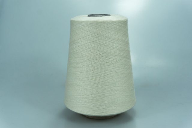 Botto Poala. Art. LABRADOR Col. 209096 ( Молоко ) Состав: 100% Меринос ( WV ). Метраж пряжи: 4000м/100гр. (2/80)