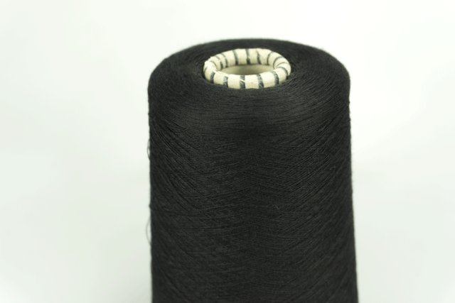 BOTTO POALA. Art. DRAGON Col. 210497 ( Чёрный ) Состав: 100% Шёлк ( SE ). Метраж пряжи: 3000м/100гр. ( 2/120*2 )