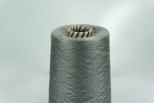 SERVIZI E SETA s.r.l Art. SILK Col. XG002 ( Серый, стальной ) Состав: 100% Шёлк ( SE ). Метраж пряжи: 6000м/100гр. ( 2/120 )
