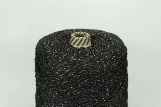 HASEGAWA CO.LTD Art. 2351 Col. 5 BLACK ( Чёрный шёлк, золотой и серебряный люрекс ) Состав: 61% Шёлк, 23% Хлопок, 13% RAYON, 3% PL. Метраж пряжи: 190м/100гр. ( 1/1.9 )