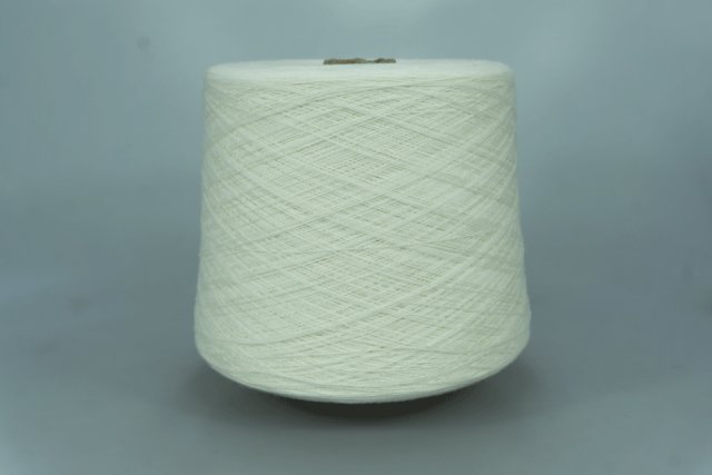 LORO PIANA.  Art. LEGEND   Col. WHITE ( Белый )  Состав: 50% Кашемир ( WS ), 50% Меринос ( WV ).  Метраж пряжи: 1350м/100гр. (2/27)  