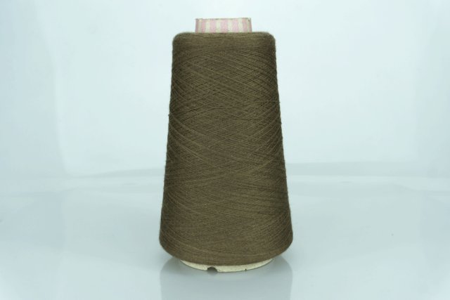 Итальянская бобинная пряжа от Zegna Baruffa. Art. LABRADOR Col. 840258 ( Орех ) Состав: 100% Меринос ( WV ). Метраж пряжи: 4000м/100гр. ( 2/80 )