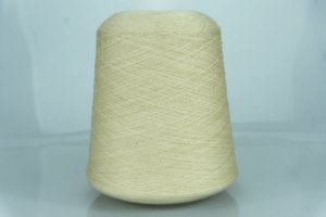 Пряжа на конусе от Zegna Baruffa.   Art. LABRADOR  MELANGE  Col. 841482 ( Бежевый меланж )  Состав: 100% Меринос.  Метраж пряжи: 4000м/100гр. ( 2/80 ) 
