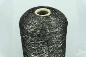 TORCITURA DI DOMASO SRL.   Art. BACH  Col. BC194/CC ( Чёрный / золото )  Состав: 70% Вискоза ( VI ), 15% Полиэстер ( PL ), , 15% Полиэстер металлизированный ( PM ).  Метраж пряжи: 3400м/100гр. ( 34000 )  