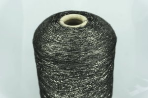 TORCITURA DI DOMASO SRL.   Art. BACH  Col. BC194/CC ( Чёрный / золото )  Состав: 70% Вискоза ( VI ), 15% Полиэстер ( PL ), , 15% Полиэстер металлизированный ( PM ).  Метраж пряжи: 3400м/100гр. ( 34000 )  