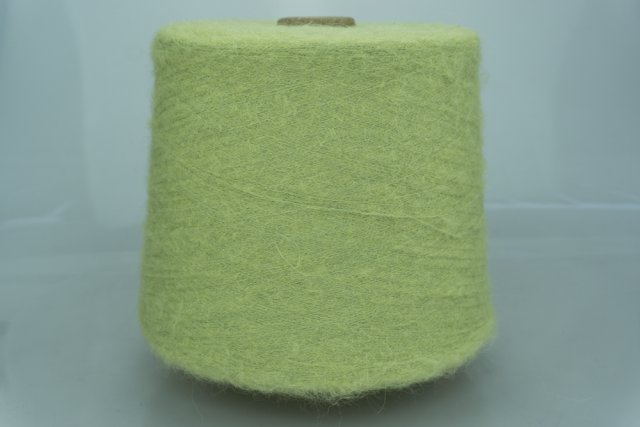 INTIFIL S.A. Art. ALPACA BRUSHED Col. ZE 714 ( Салатовый ) Состав: 35% Baby Альпака ( WP ), 35% Меринос ( WV ), 30% Полиамид ( PA ). Метраж пряжи: 2000м/100гр. ( 1/20 )
