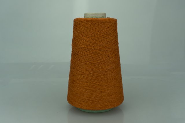 Cariaggi.  Art. MONOPOLI BIS  Col. 128-341 ( Ярко-оранжевый )  Состав: 70% Меринос ( WV ), 10% Кашемир ( WS ), 20% Вискоза ( VI ).  Метраж пряжи: 1800м/100гр. ( 2/36 ) 