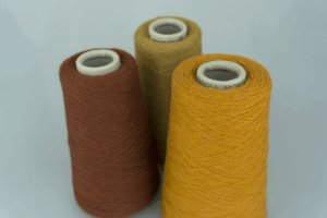 Производитель : Cariaggi.  Артикул: MONOPOLI  Состав: 80% Меринос ( WV ), 10% Кашемир ( WS ), 10% Вискоза ( VI ). Метраж пряжи: 1500м/100гр. ( 2/30 ) 