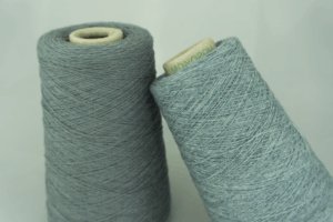 Производитель : Cariaggi.  Артикул: MONOPOLI  Состав: 80% Меринос ( WV ), 10% Кашемир ( WS ), 10% Вискоза ( VI ). Метраж пряжи: 1500м/100гр. ( 2/30 ) 