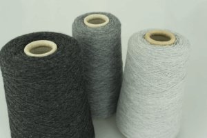 Производитель : Cariaggi.  Артикул: MONOPOLI  Состав: 80% Меринос ( WV ), 10% Кашемир ( WS ), 10% Вискоза ( VI ). Метраж пряжи: 1500м/100гр. ( 2/30 ) 