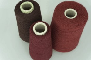 Производитель : Cariaggi.  Артикул: MONOPOLI  Состав: 80% Меринос ( WV ), 10% Кашемир ( WS ), 10% Вискоза ( VI ). Метраж пряжи: 1500м/100гр. ( 2/30 ) 