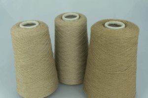 Производитель : Cariaggi.  Артикул: MONOPOLI  Состав: 80% Меринос ( WV ), 10% Кашемир ( WS ), 10% Вискоза ( VI ). Метраж пряжи: 1500м/100гр. ( 2/30 ) 