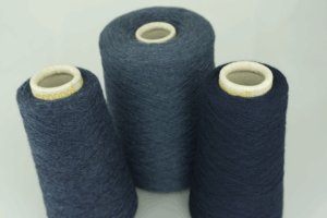 Производитель : Cariaggi.  Артикул: MONOPOLI  Состав: 80% Меринос ( WV ), 10% Кашемир ( WS ), 10% Вискоза ( VI ). Метраж пряжи: 1500м/100гр. ( 2/30 ) 