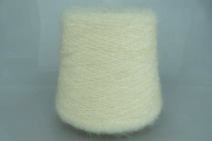 LINEAPIU' ITALIA S.P.A.  Art. METALLICA  Col. 73951 ( Жемчужный )  Состав: 32% СуперКидМохер, 25% Меринос ( WV ), 43% PA.  Метраж пряжи: 450м/100гр. (4500) 