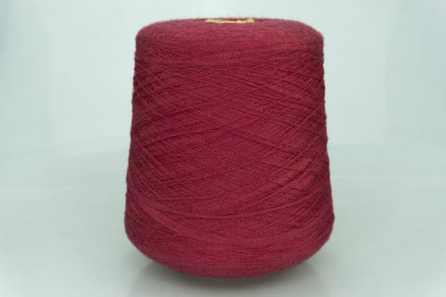 Zegna Baruffa Lana Borgosesia. Art. CALLA Col. 215955 ( Малина ) Состав: 70% Меринос ( WV ), 30% Шёлк ( SE ). Метраж пряжи: 4000м/100гр. ( 2/80 )