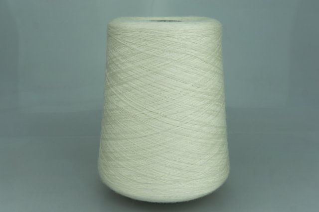 Botto Giuseppe. Art. ZEN Col. 0120 ( Жемчуг ) Состав: 70% Меринос ( WV ), 30% Шёлк ( SE ). Метраж пряжи: 3000м/100гр. ( 2/60000 )