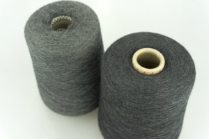 Cariaggi.  Art. ZEFIRO  Состав: 60% Меринос ( WV ), 30% Шёлк ( SE ), 10% Кашемир ( WS ).  Метраж пряжи: 3000м/100гр. ( 2/60 ) 