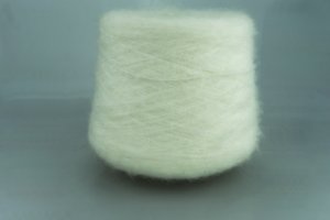 LANIFICIO DELL'OLIVO S.p.a.  Art. KILT  Col. 1010 ( Молоко )  Состав: 20% КидМохер ( WM ), 20% Меринос ( WV ), 23% PC, 22% PA, 15% Вискоза ( VI )  Метраж пряжи: 450м/100гр. ( 4500 ) 