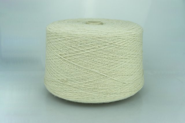 LAGOPOLANE SAS Art. 020 Col. 7138 ( Бежевый ) Состав: 30% Меринос ( WV ), 70% PC. Метраж пряжи: 750м/100гр. ( 2/15000 )