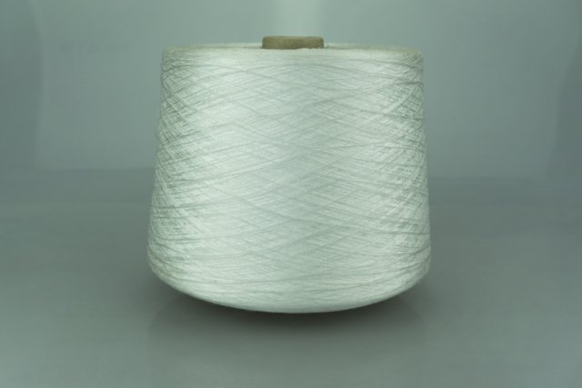 TOSCANO S.r.l. Art. GASOLINA Col. OFF WHITE ( Лакированный белый ) Состав: 100% Полиэстер ( PL ). Метраж пряжи: 2700м/100гр. ( 27000 )