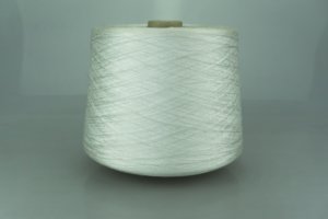 TOSCANO S.r.l.  Art. GASOLINA  Col. OFF WHITE ( Лакированный белый )  Состав: 100% Полиэстер ( PL ).   Метраж пряжи: 2700м/100гр. ( 27000 ) 