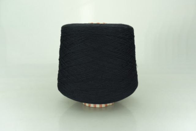 BOTTO POALA. Art. KYOTO Col. 690 NAVY ( Тёмно-синий ) Состав: 59% Шёлк ( SE ), 41% Хлопок ( CO ). Метраж пряжи: 3500м/100гр. ( 35000 )