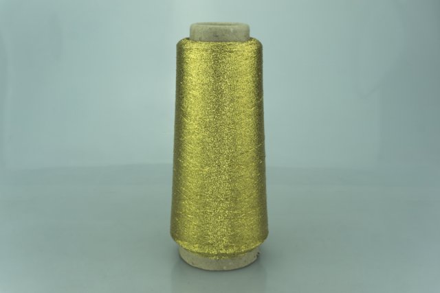 ILARIA S.R.L. CALENZANO Art. BRILLANTE Col. 908 ORO ( Золото ) Состав: 50% Полиамид (PA), 50% Полиэстер ( PL ). Метраж пряжи: 10000м/100гр. ( 100000 )