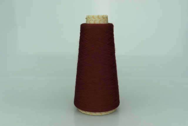 Пряжа из Италии сток от Loro Piana. Art. WISH Col. RED ( Красный ) Состав: 100% Меринос ( WV ). Метраж пряжи: 4000м/100гр. ( 2/80 )
