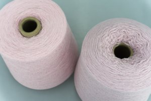 Бобинная пряжа из Италии меринос с кашемиром от Linsieme Filati Srl. артикул KLIMT Метраж пряжи: 1200м на 100гр. ( 2/24 )