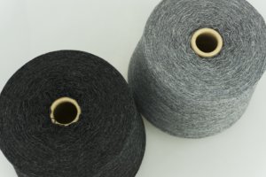 Бобинная пряжа из Италии меринос с кашемиром от Linsieme артикул KLIMT цвета графит серый базальт