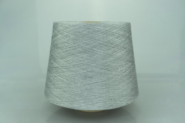 POZZI ELECTA. Art. SILKTEN Col. 1194 ( Светло-серый ) Состав: 70% Тенсель ( Tencel ), 45% Шёлк ( SE ). Метраж пряжи: 2600м/100гр. ( 2/52 )